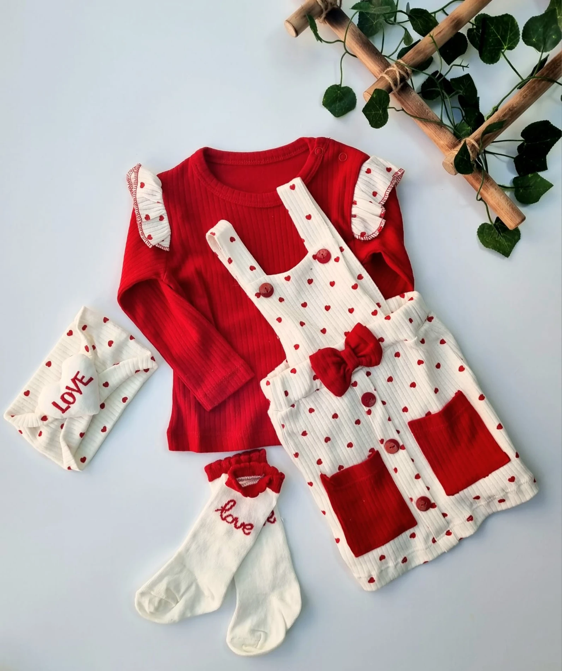 Kомплект за момиченце с червени сърчица