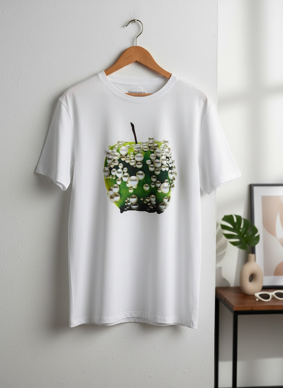 Дамска тениска Pearl Apple – oversize модел с артистичен принт