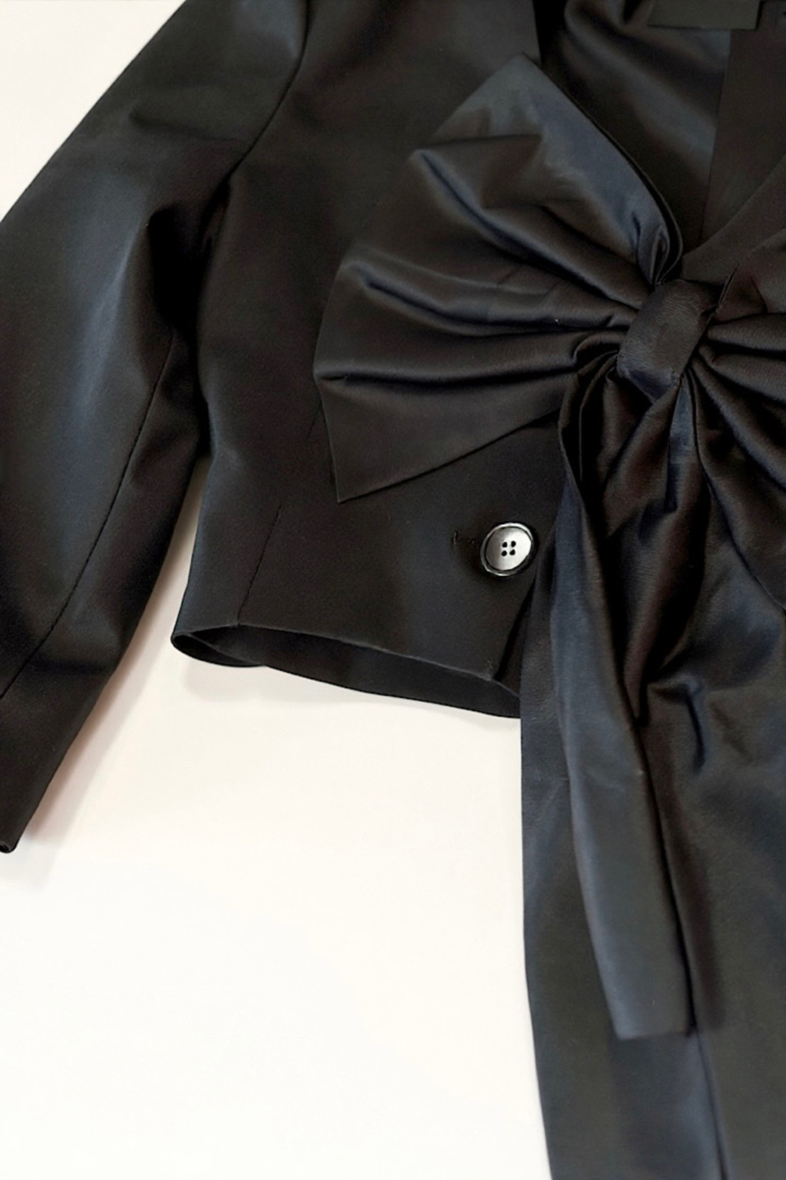 Черна блуза тип късо сако със сатенена панделка Arielle