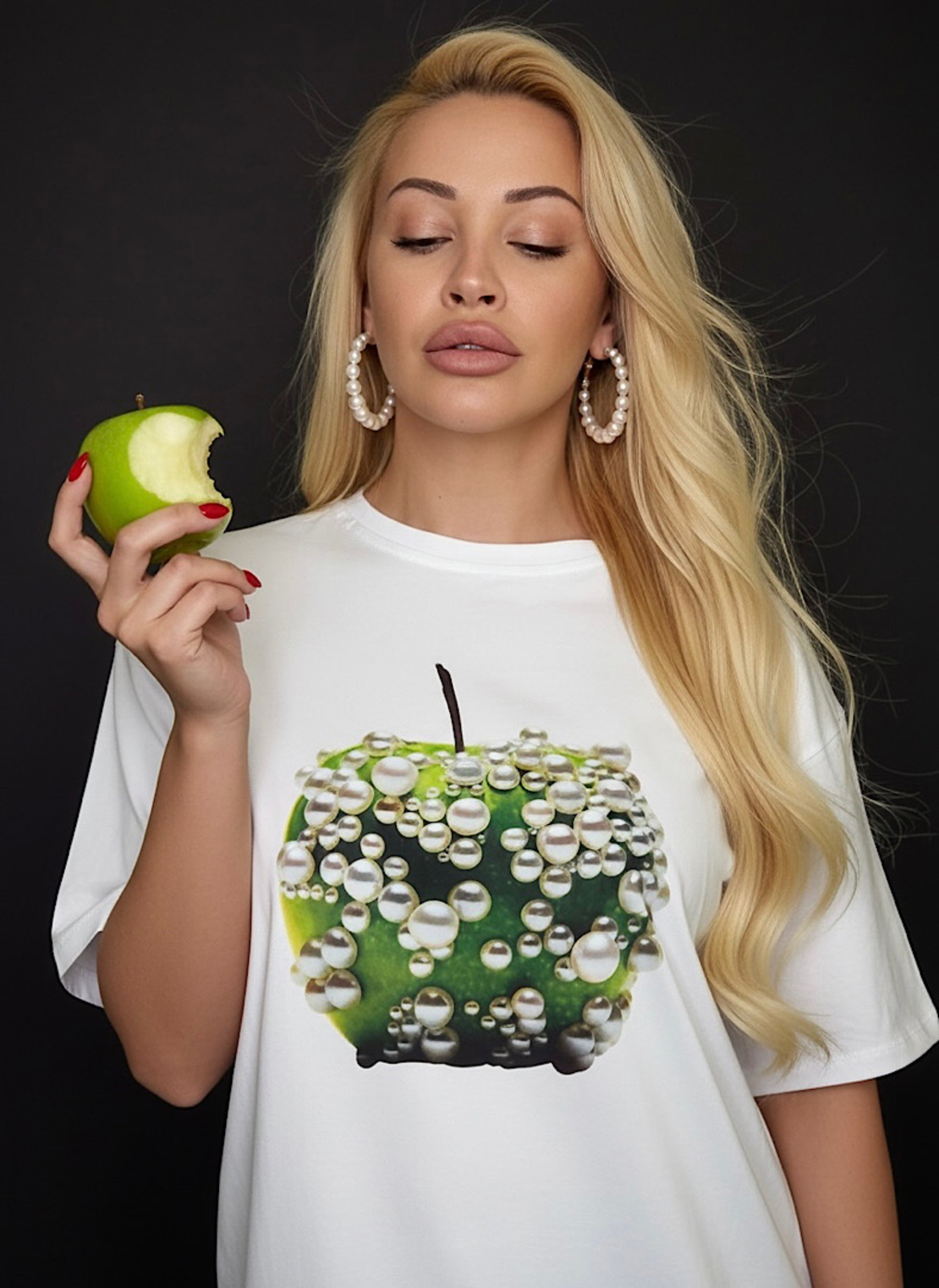 Дамска тениска Pearl Apple – oversize модел с артистичен принт