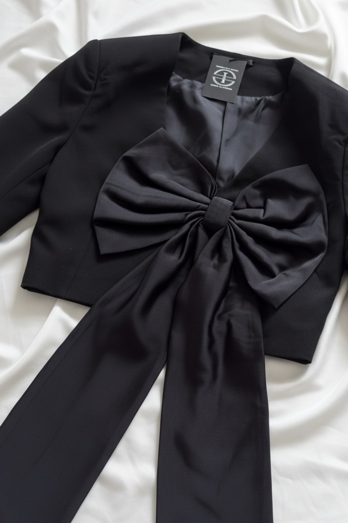 Черна блуза тип късо сако със сатенена панделка Arielle