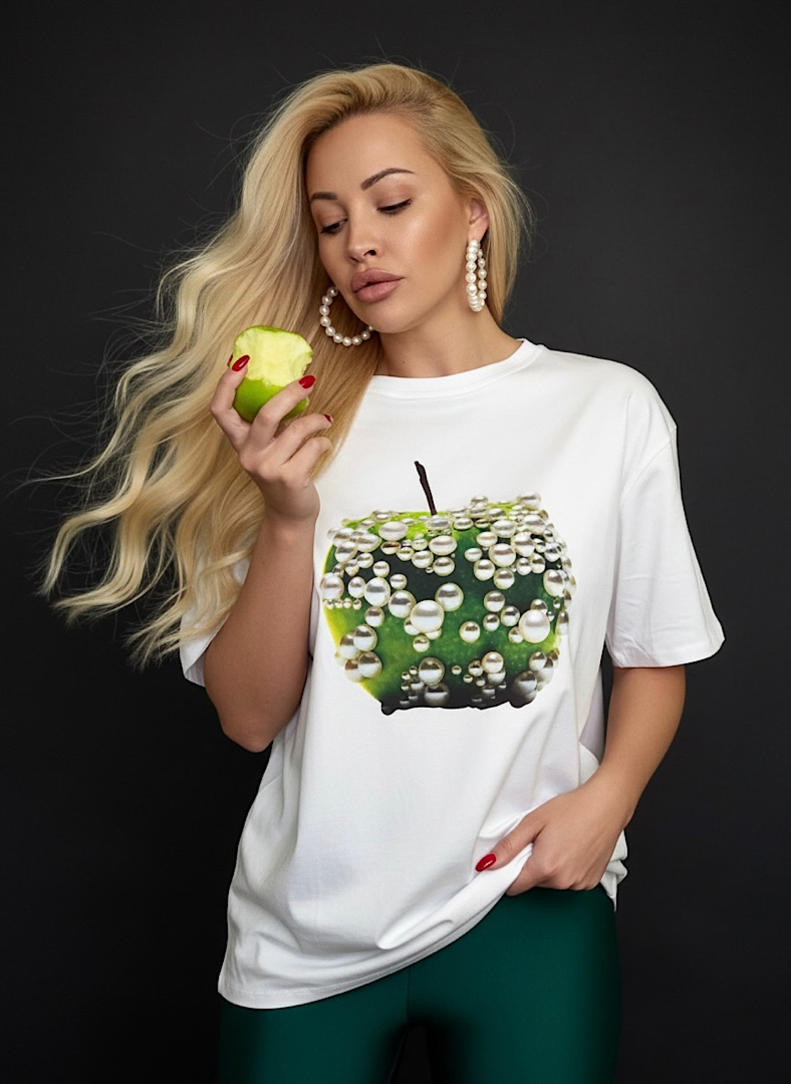 Дамска тениска Pearl Apple – oversize модел с артистичен принт