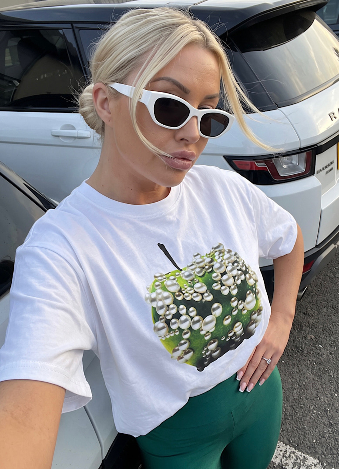 Дамска тениска Pearl Apple – oversize модел с артистичен принт