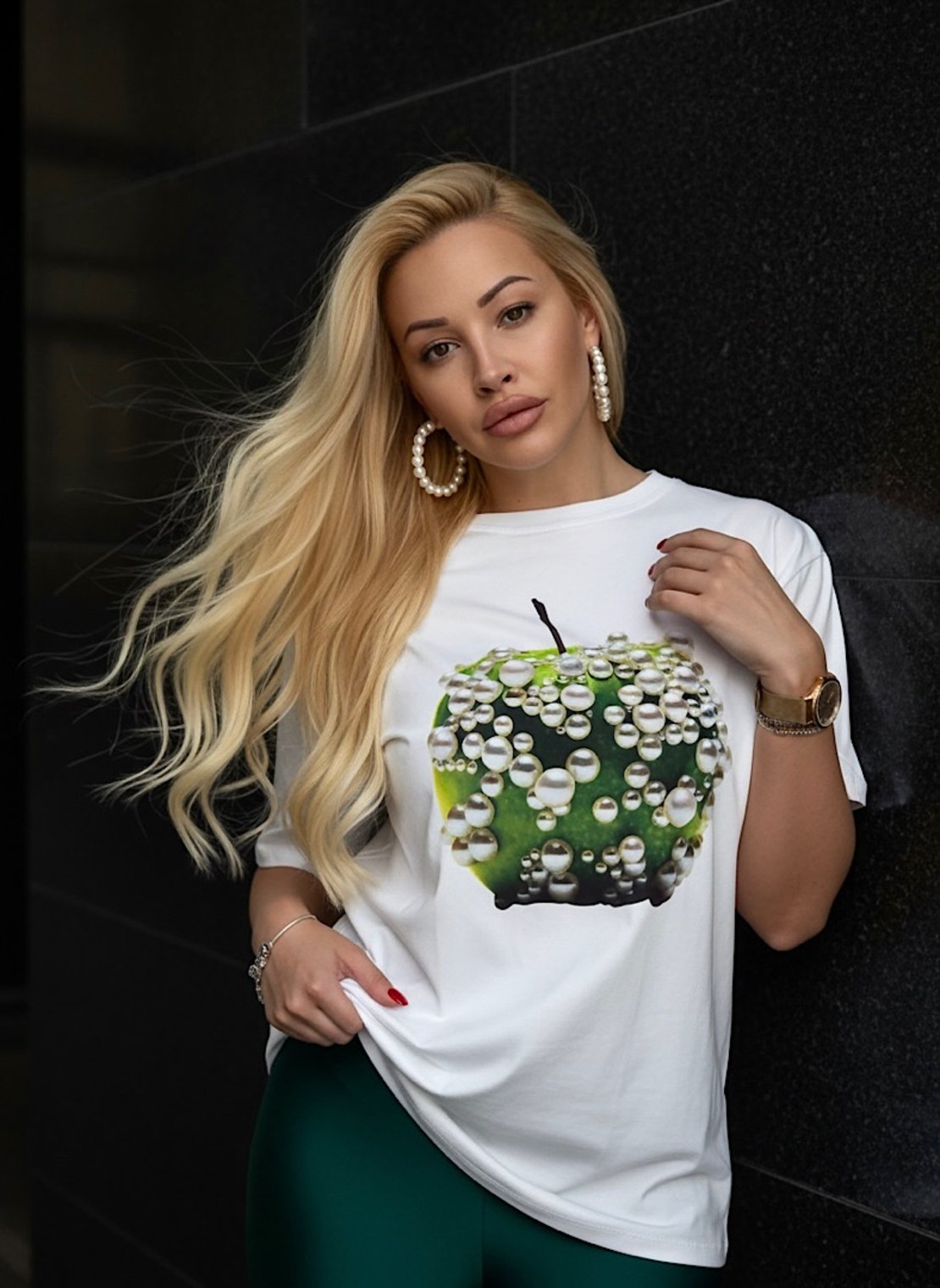 Дамска тениска Pearl Apple – oversize модел с артистичен принт
