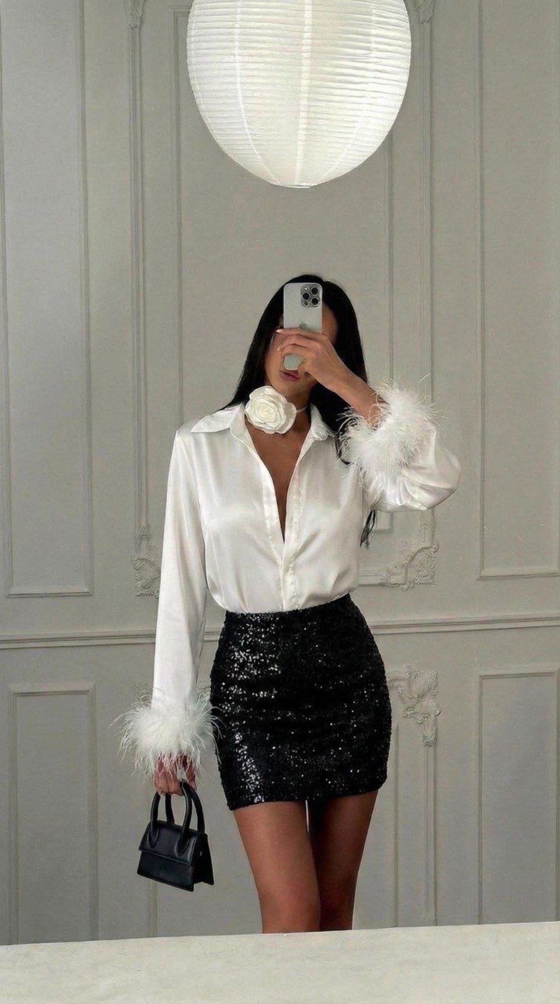 “Satin Shine” white – риза с пера и блестяща черна пола