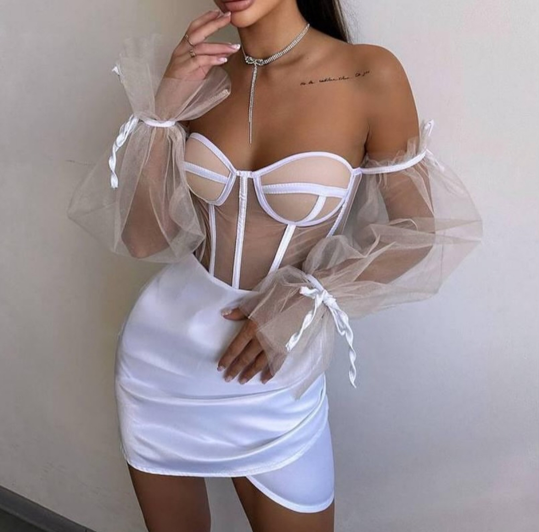 “Tulle Desire” –Сет от бюстие с тюлен ръкав и сатенена пола