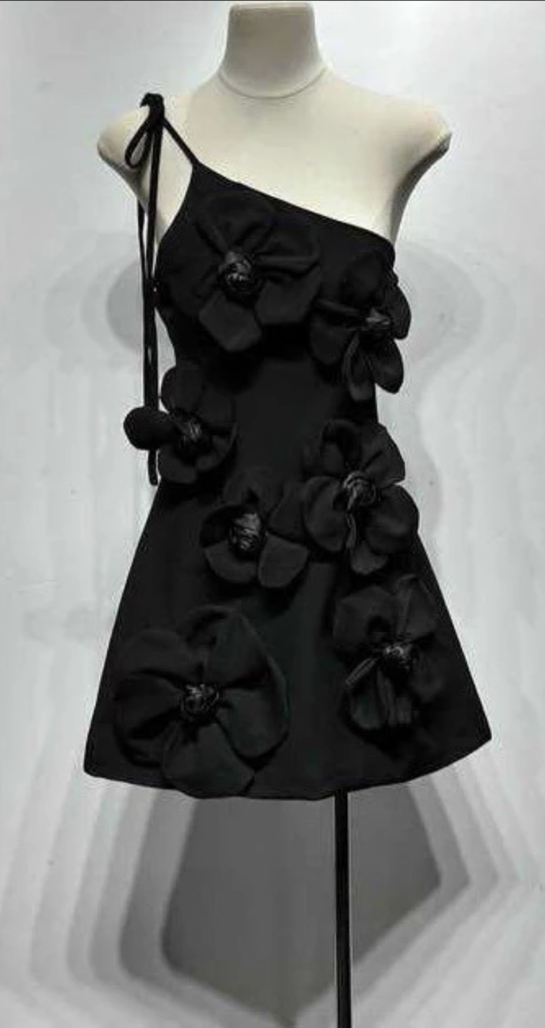 “ Black Bloom” Мини рокля с 3D цветя