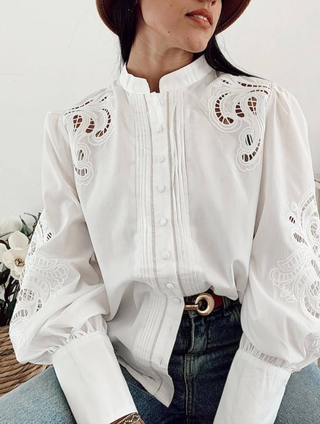 Lace Chic - Елегантна дамска риза с бродерия