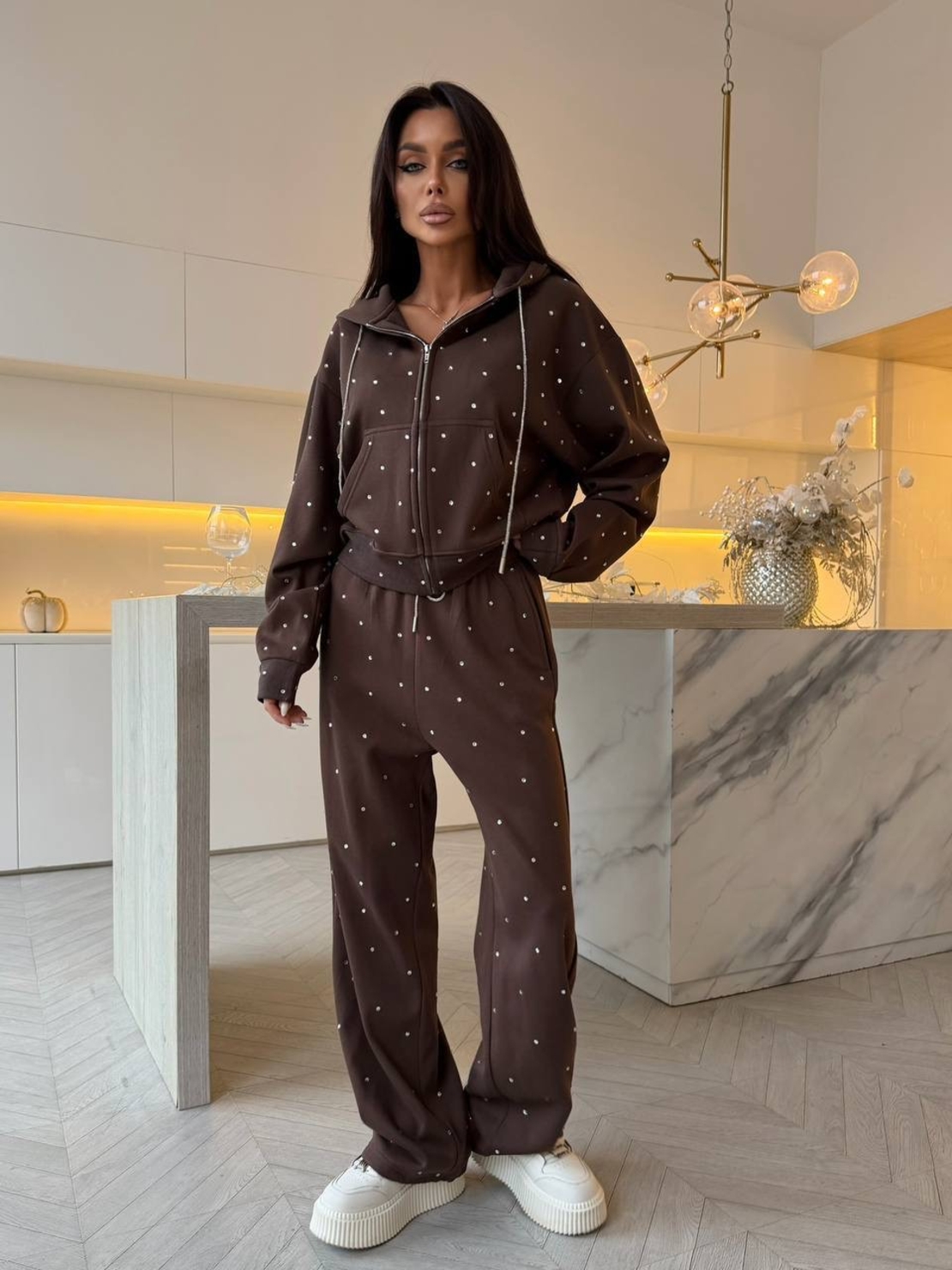 “ Crystal Luxe“ – кафяв спортен екип с камъчета