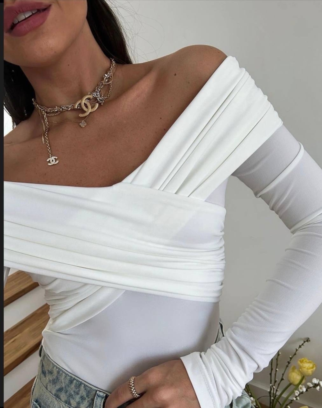 Velvet Kiss White – Елегантна блуза с голи рамене