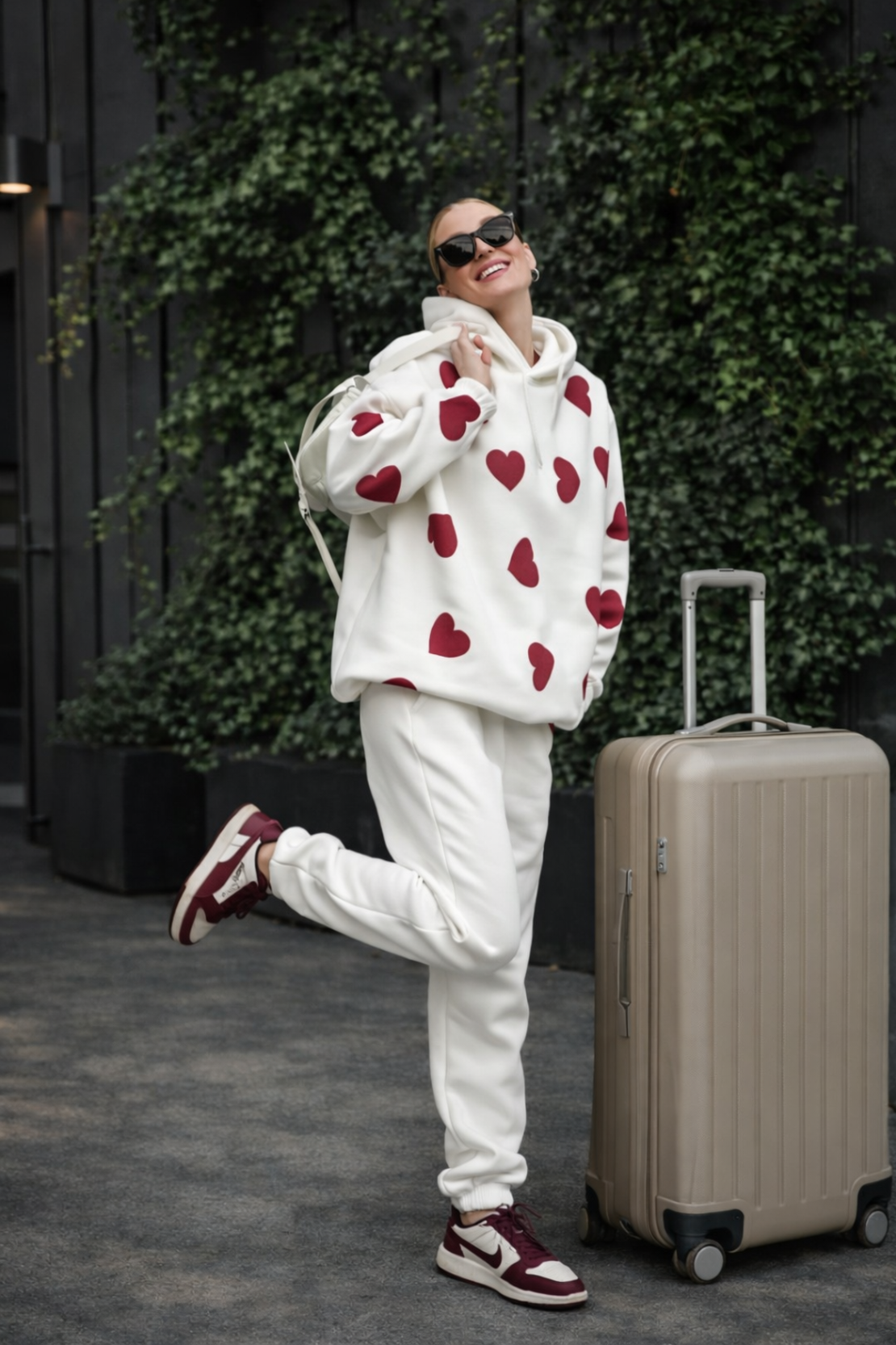 Памучен спортен екип бял на сърчица