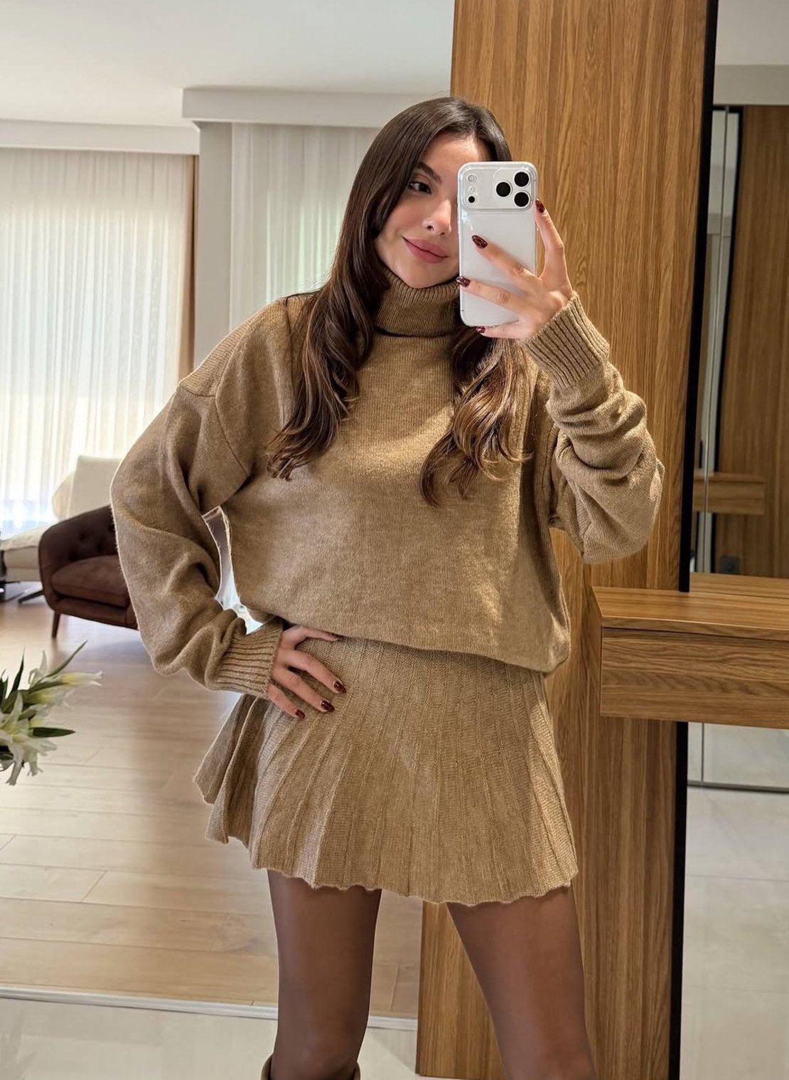 Beige Комплект – пуловер и разкроена къса пола от плетиво