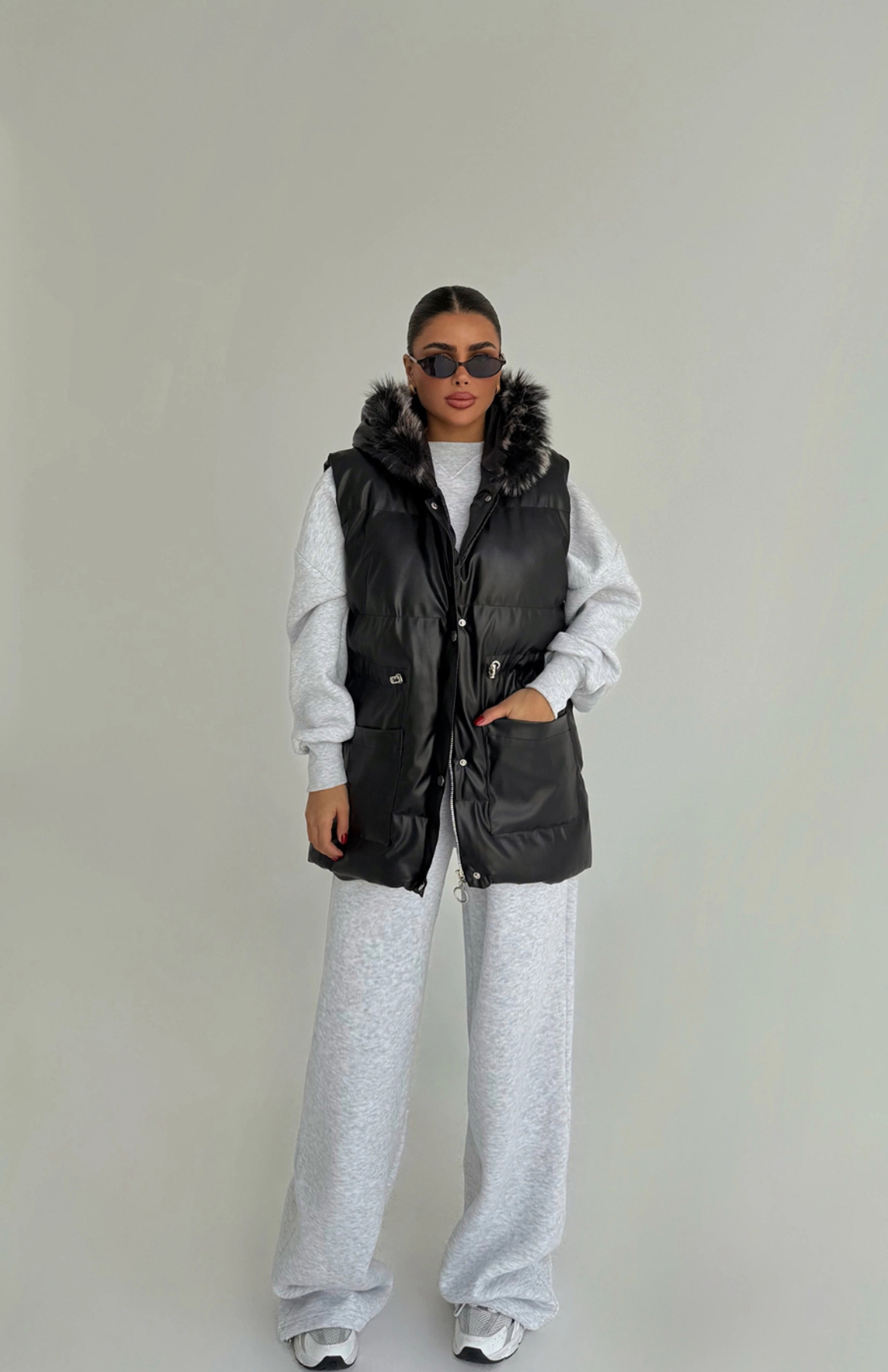 Nordic Chic – Издължен пухен елек с пухена качулка