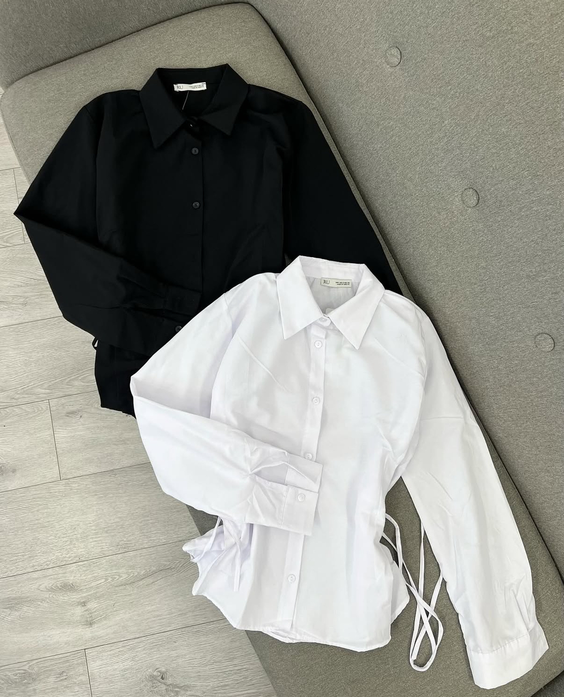 Риза с подчертан силует и връзки на талията - white