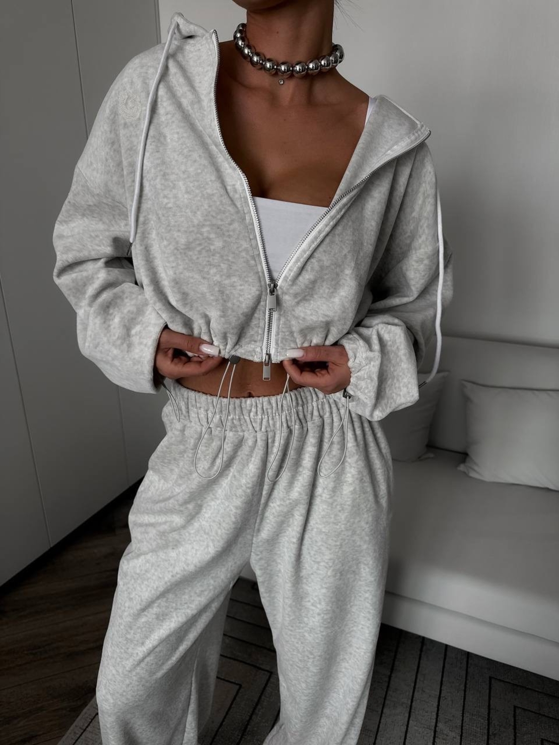 Спортен екип „Urban Fit“ с връзки и скъсено горнище