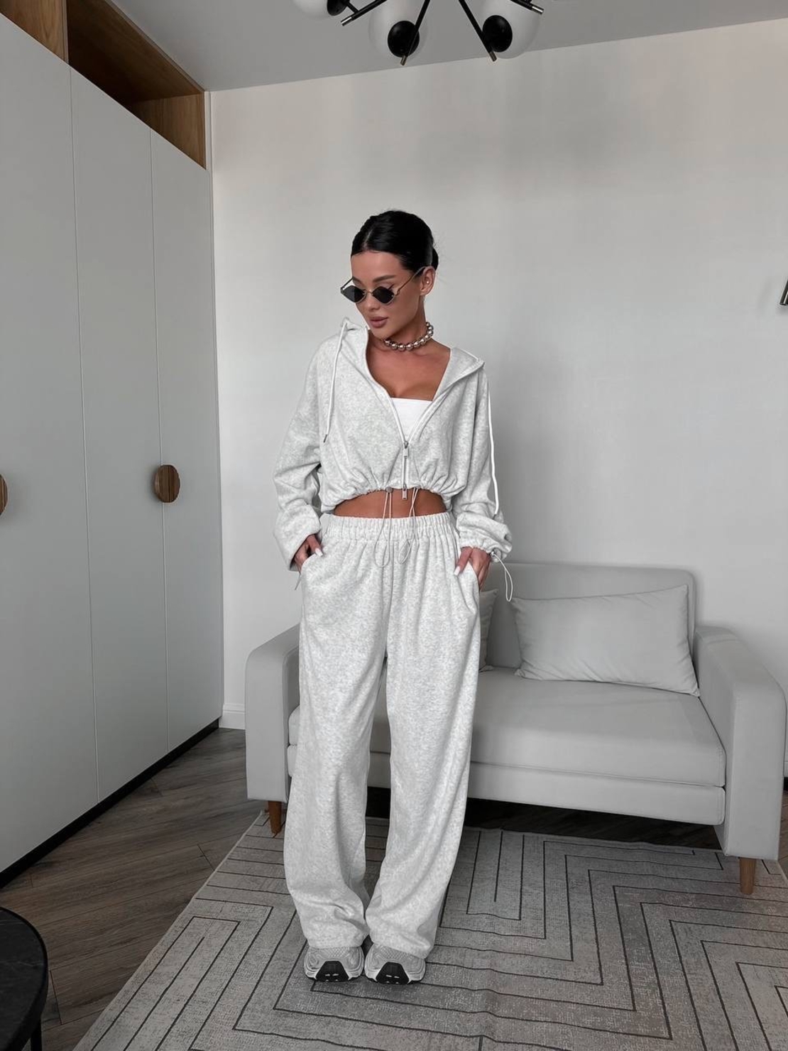 Спортен екип „Urban Fit“ с връзки и скъсено горнище