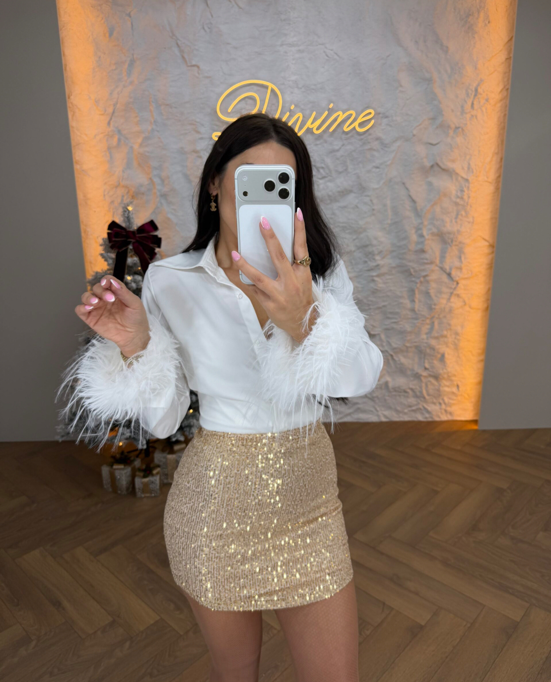 “Satin Shine” white – риза с пера и блестяща мини пола