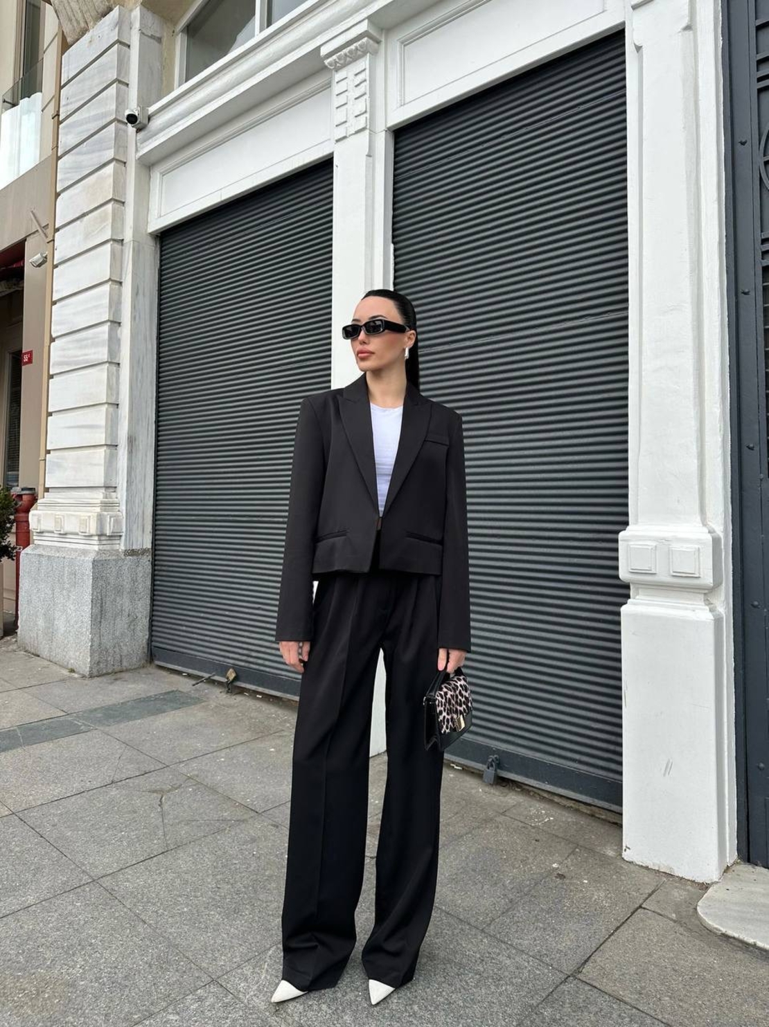 „Bold Femme“  Black – Костюм с късо сако и класически панталон