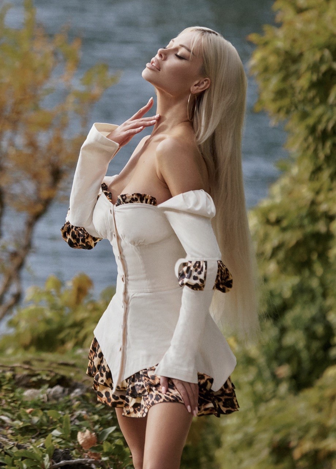 Ibiza White - Елегантна рокля с леопардови акценти