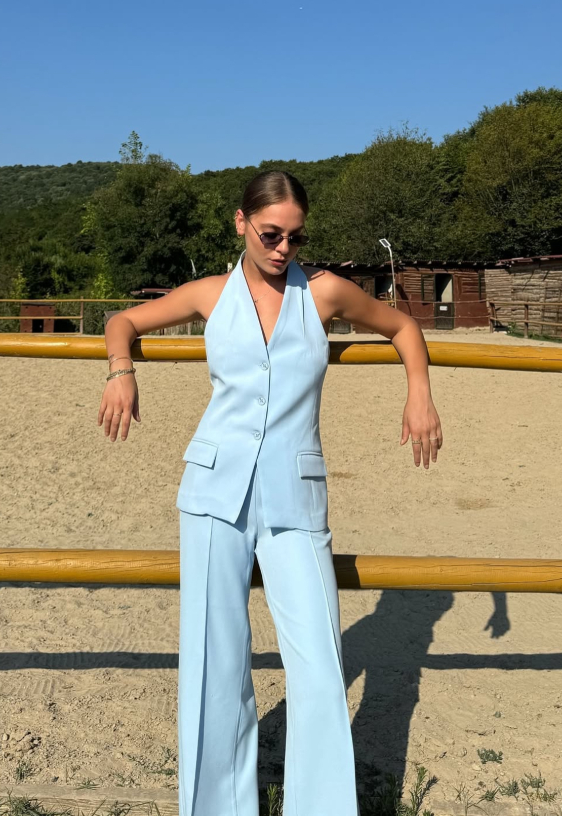 “Back Charm” Blue -  Костюм от елек с гол гръб и широк панталон