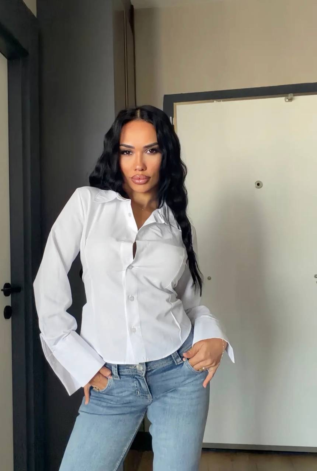 Риза с подчертан силует и връзки на талията - white