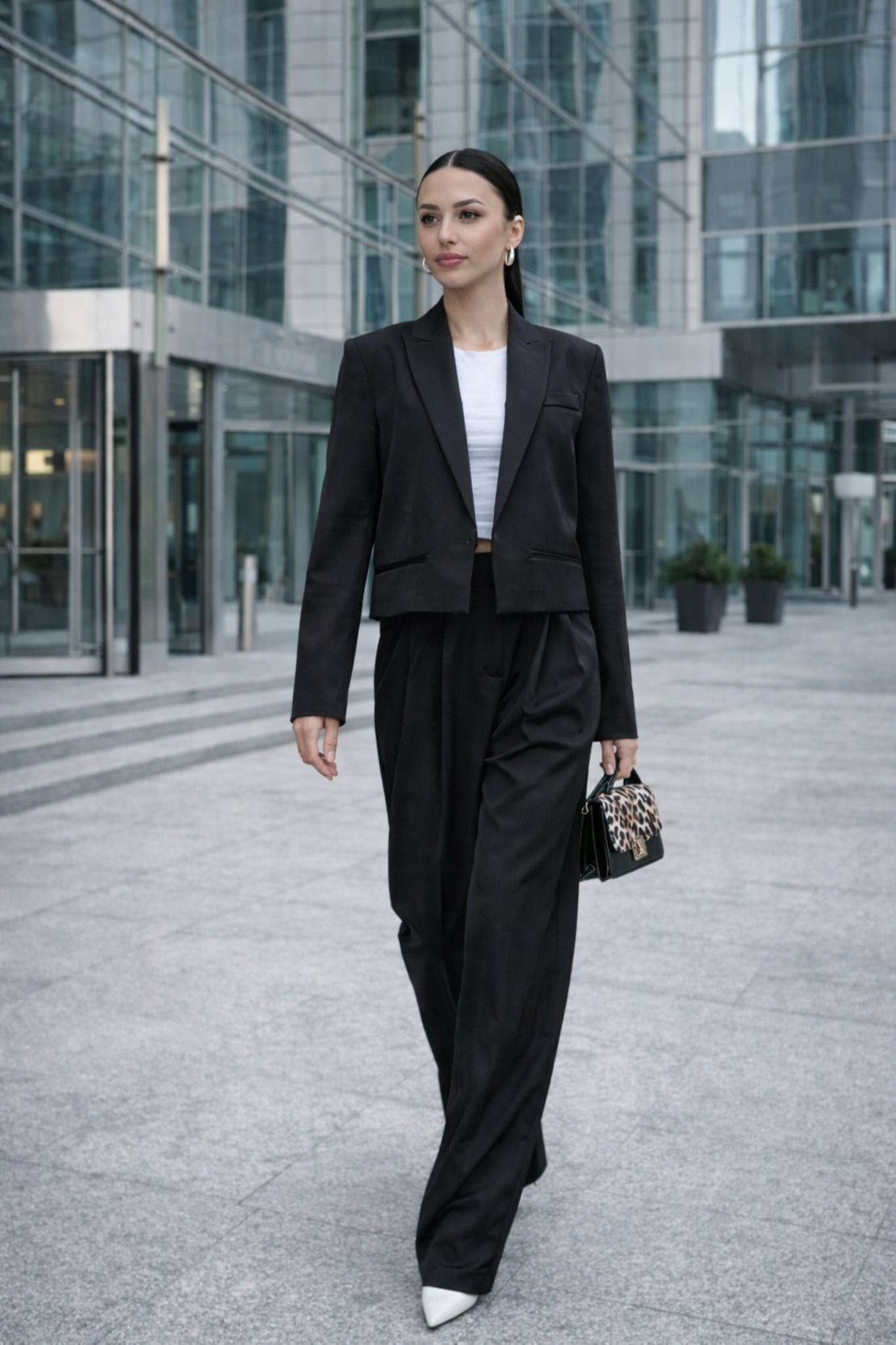 Bold Femme Black – Костюм с късо сако и класически панталон