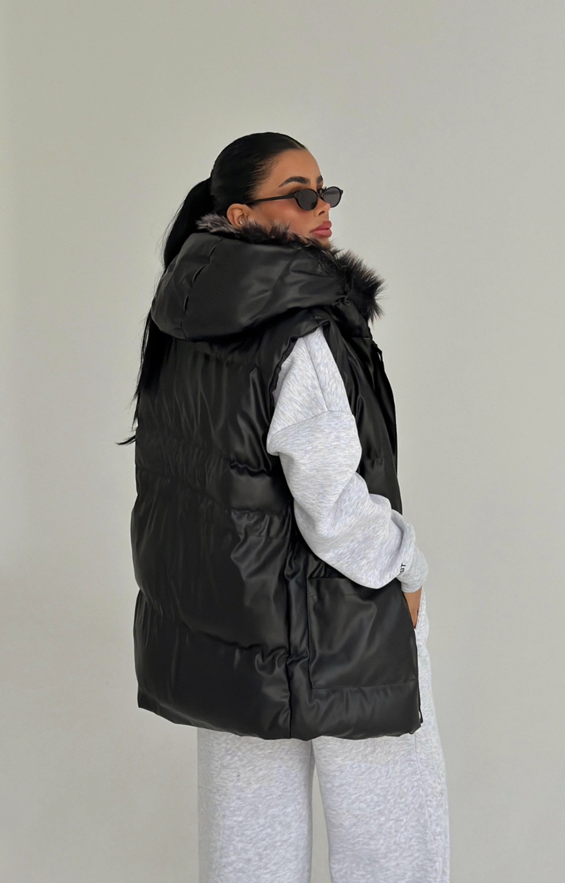 Nordic Chic – Издължен пухен елек с пухена качулка