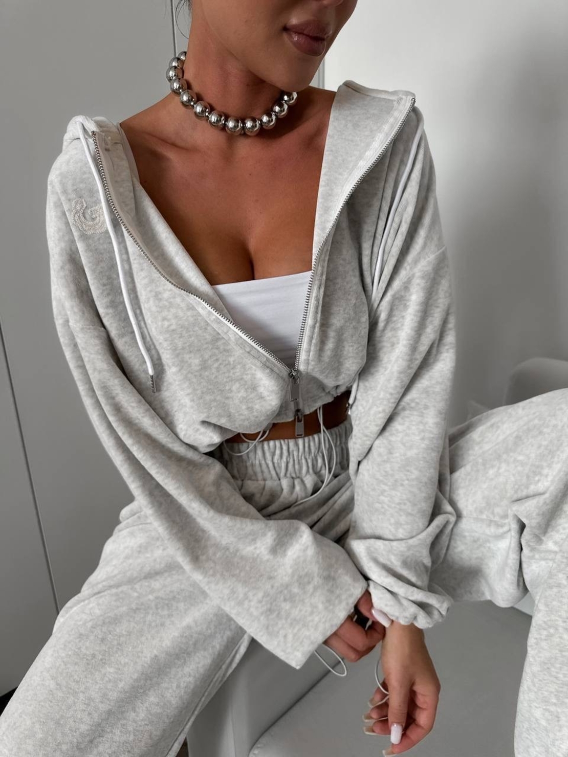 Спортен екип „Urban Fit“ с връзки и скъсено горнище