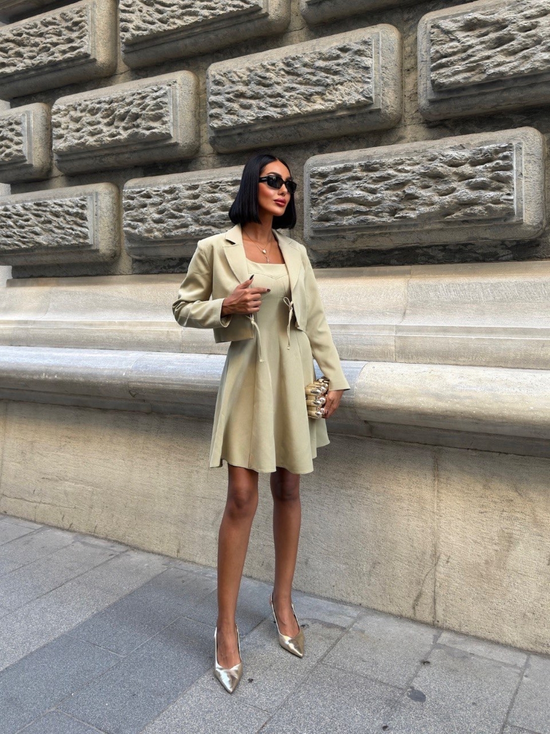 Дамски костюм „Elegant Charm“ – къса рокля и сако с връзки