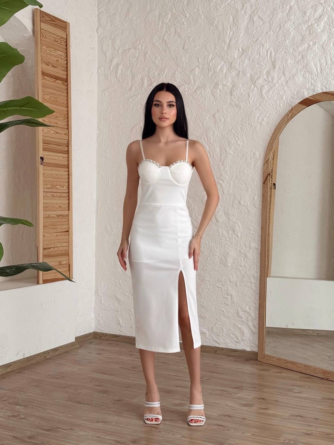 Glam Chic white – Вталена миди рокля с камъни и цепка