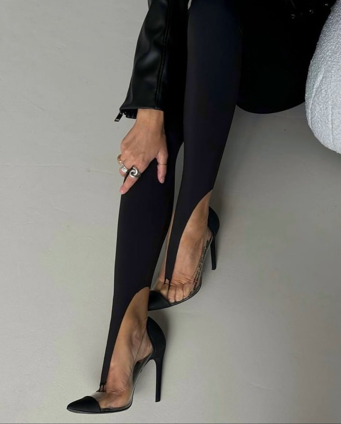 ShapeFlex Black – спортно-елегантен клин с ластик на палеца