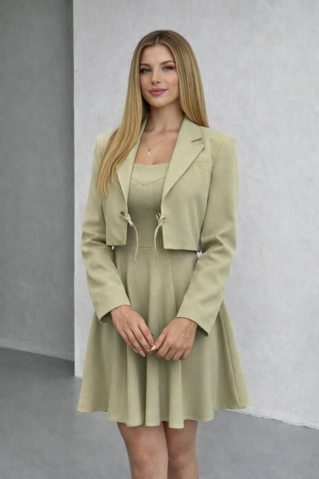 Дамски костюм „Elegant Charm“ – къса рокля и сако с връзки