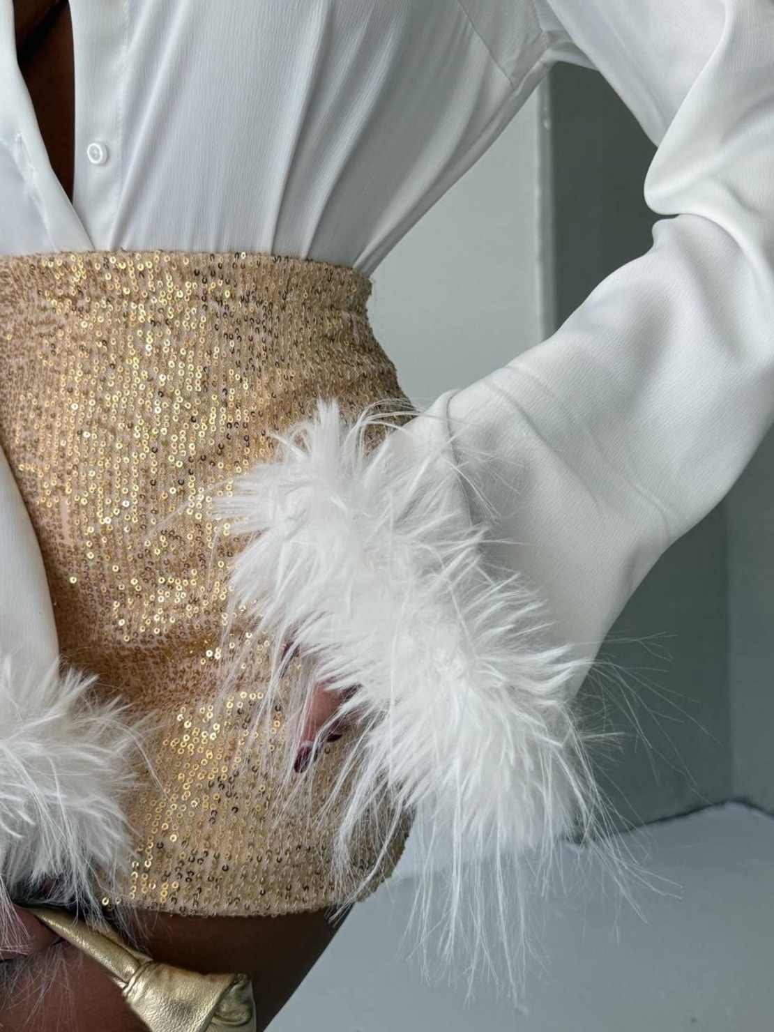 “Satin Shine” white – риза с пера и блестяща мини пола