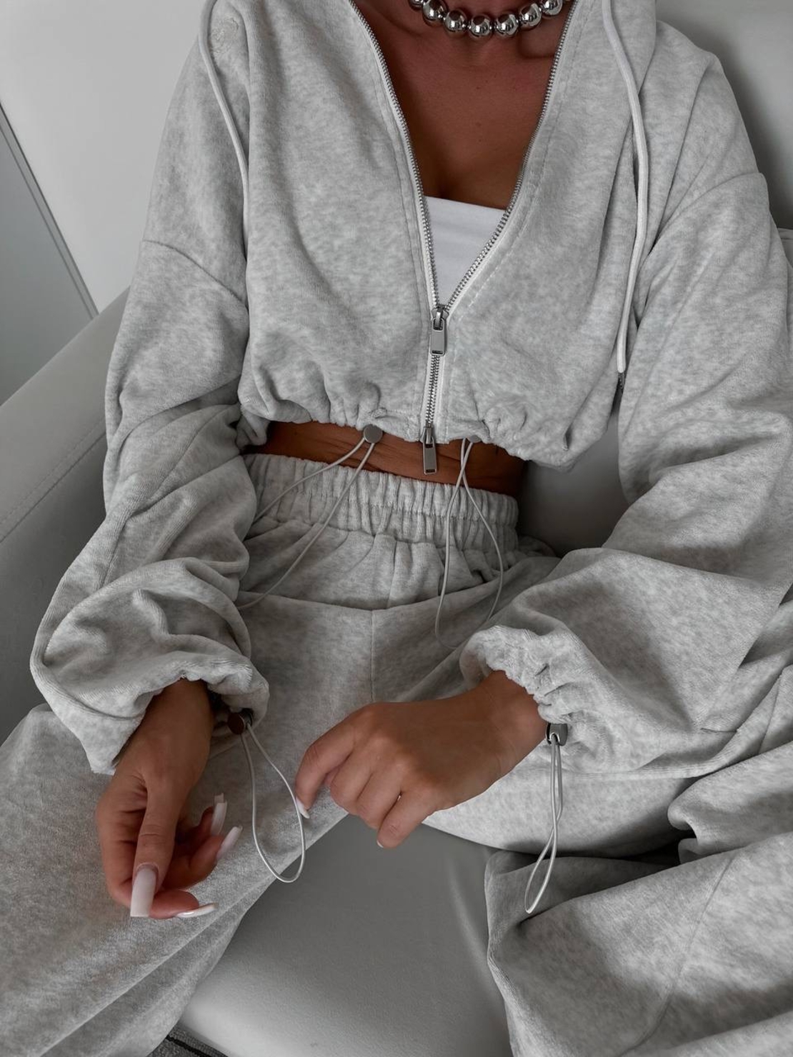 Спортен екип „Urban Fit“ с връзки и скъсено горнище