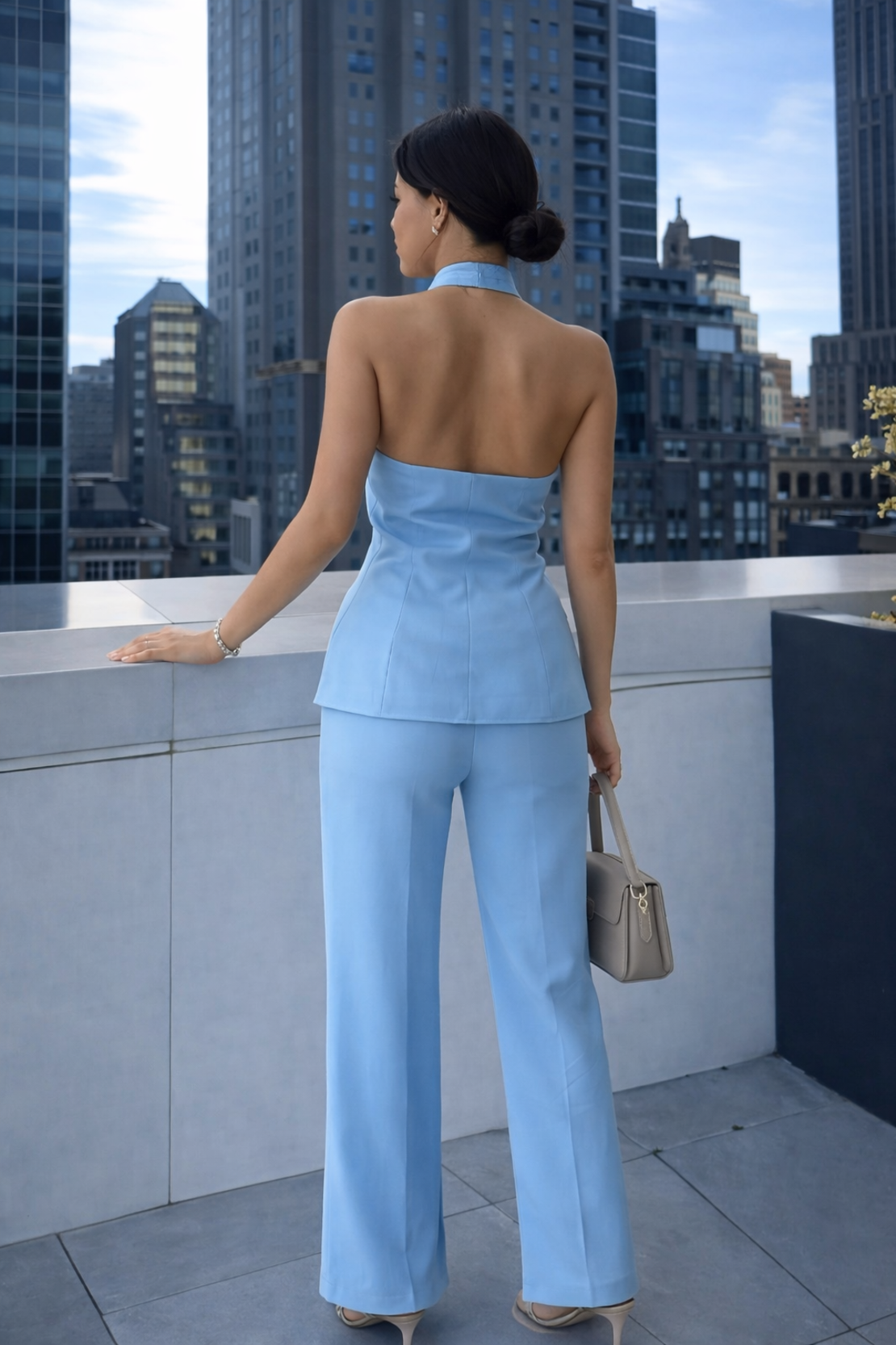 Back Charm Blue -  Костюм от елек с гол гръб и широк панталон