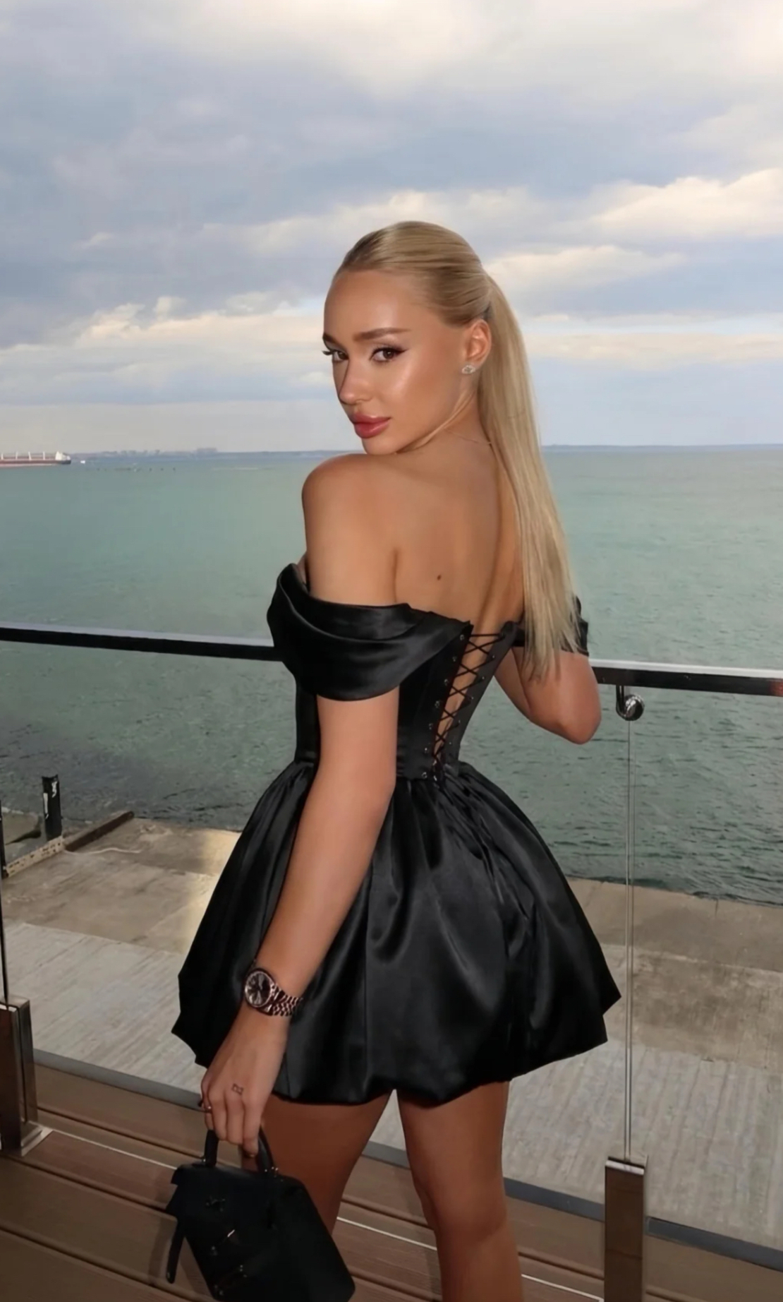 “ Noir” Елегантна сатенена рокля