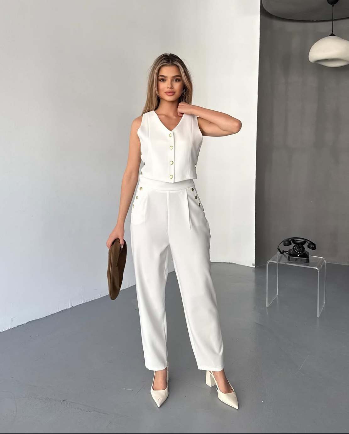 Capri Chic White - Комплект топ/елек и панталон с капси