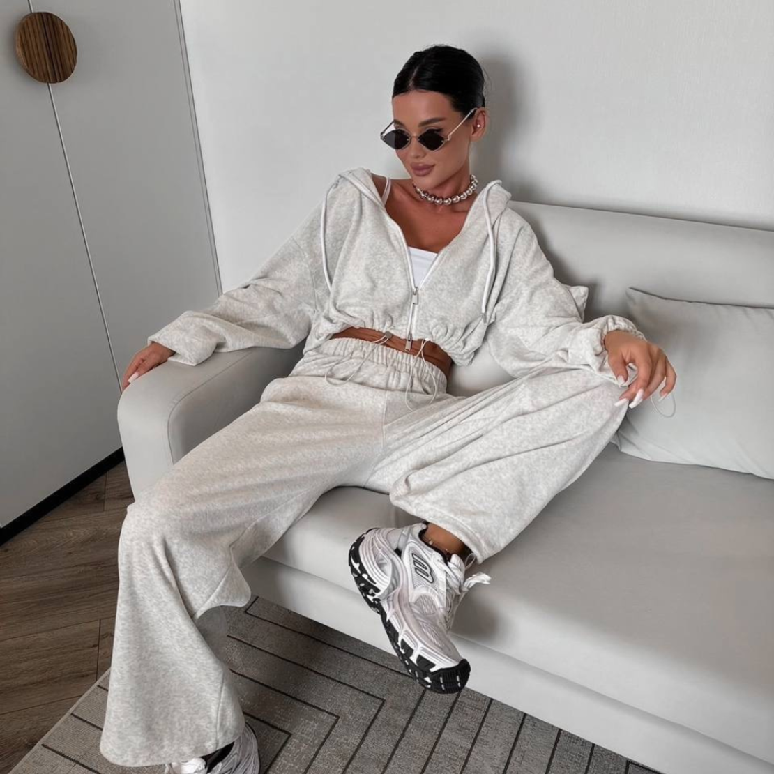 Спортен екип „Urban Fit“ с връзки и скъсено горнище