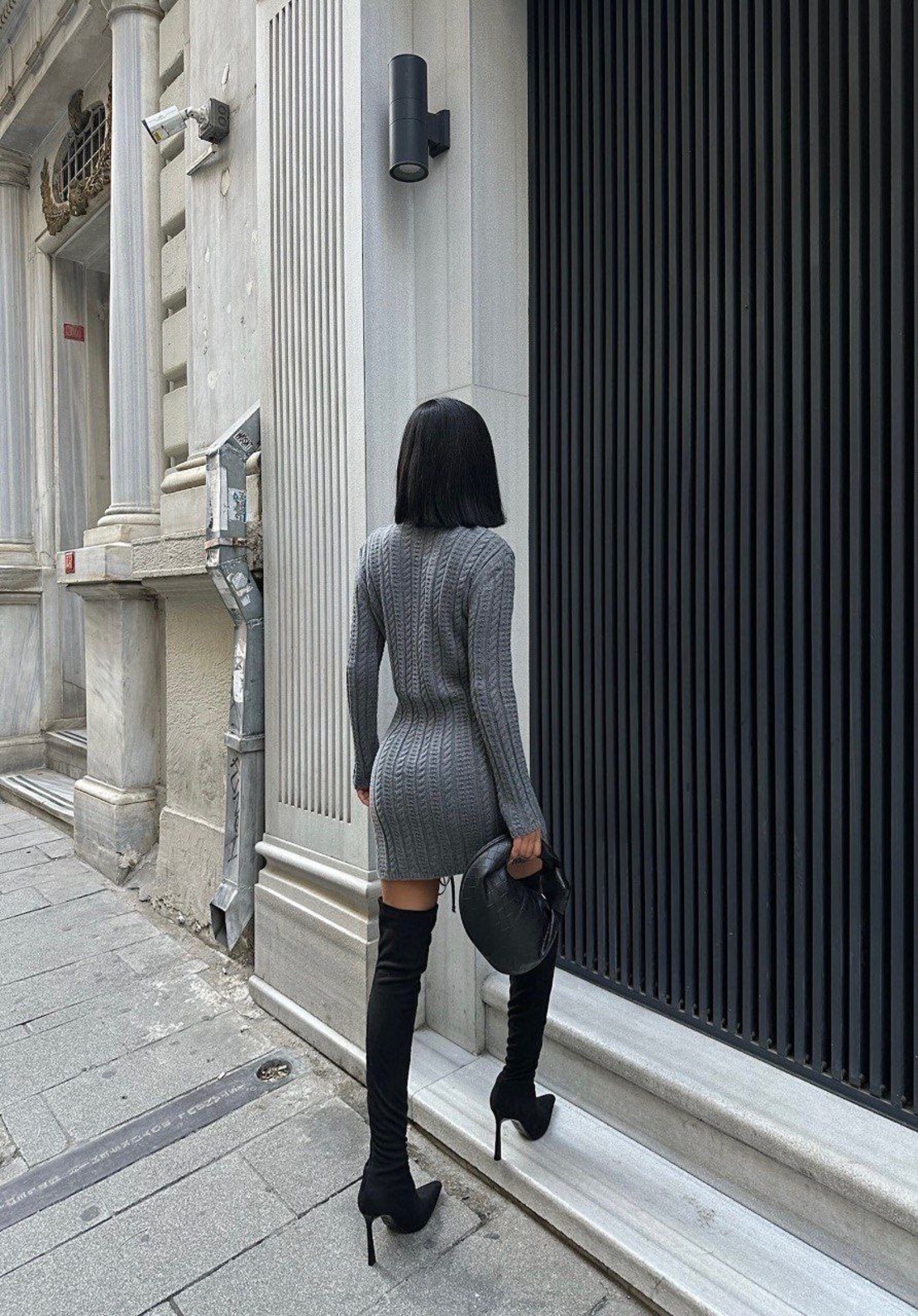 Къса плетена рокля „CozyCharm“ с връзки на бедрото