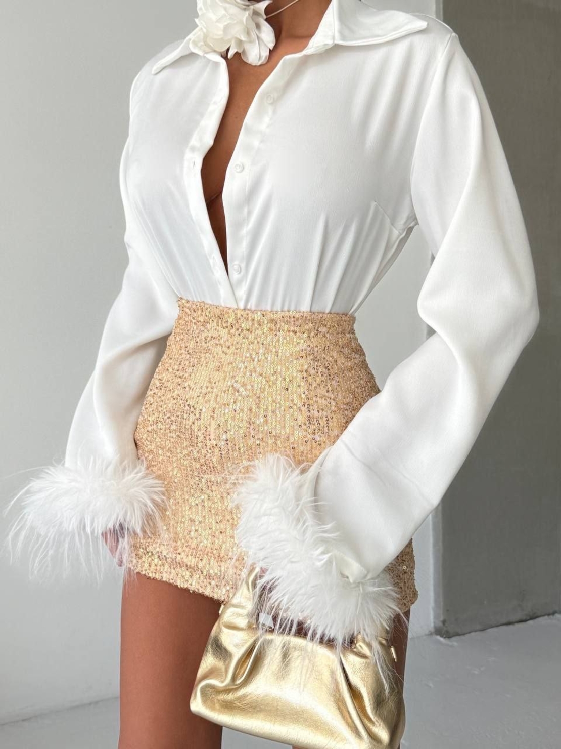 “Satin Shine” white – риза с пера и блестяща мини пола
