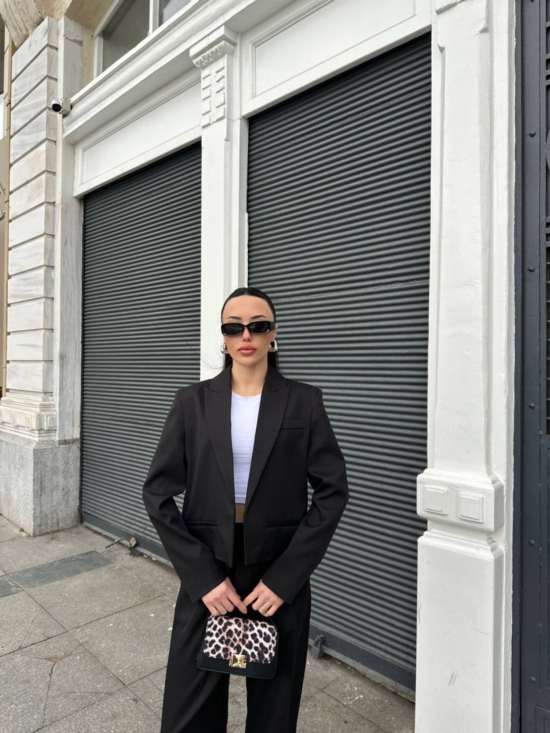 „Bold Femme“  Black – Костюм с късо сако и класически панталон