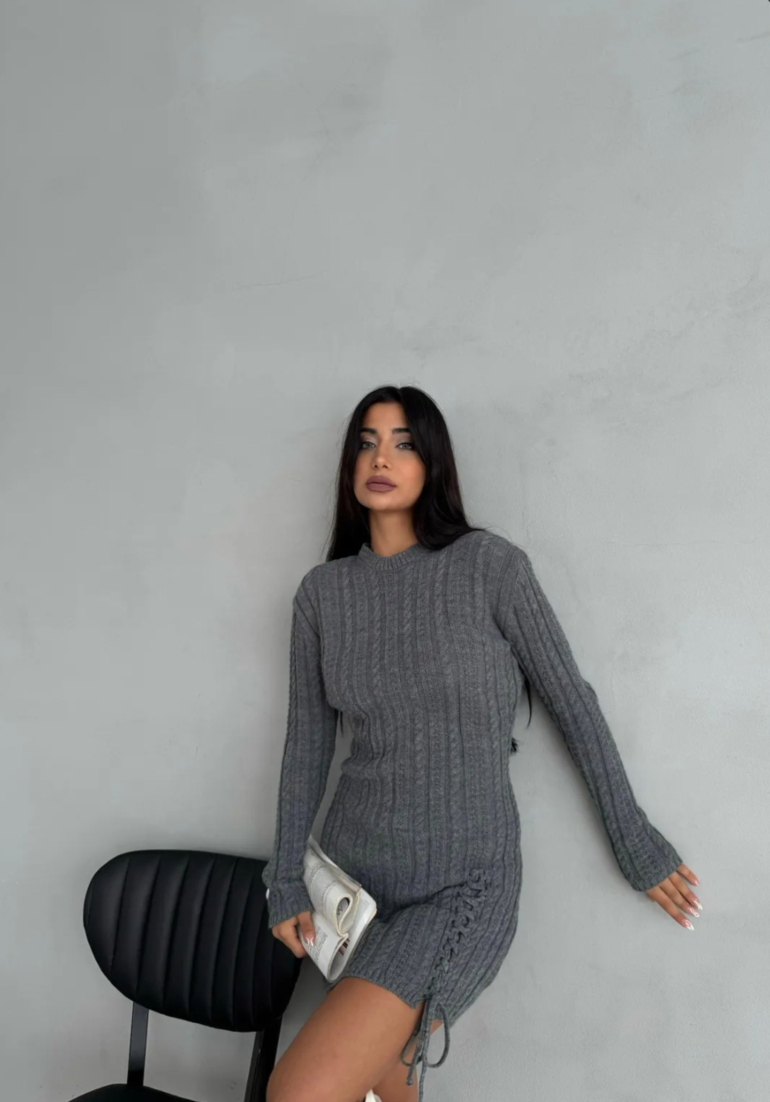 Къса плетена рокля „CozyCharm“ с връзки на бедрото