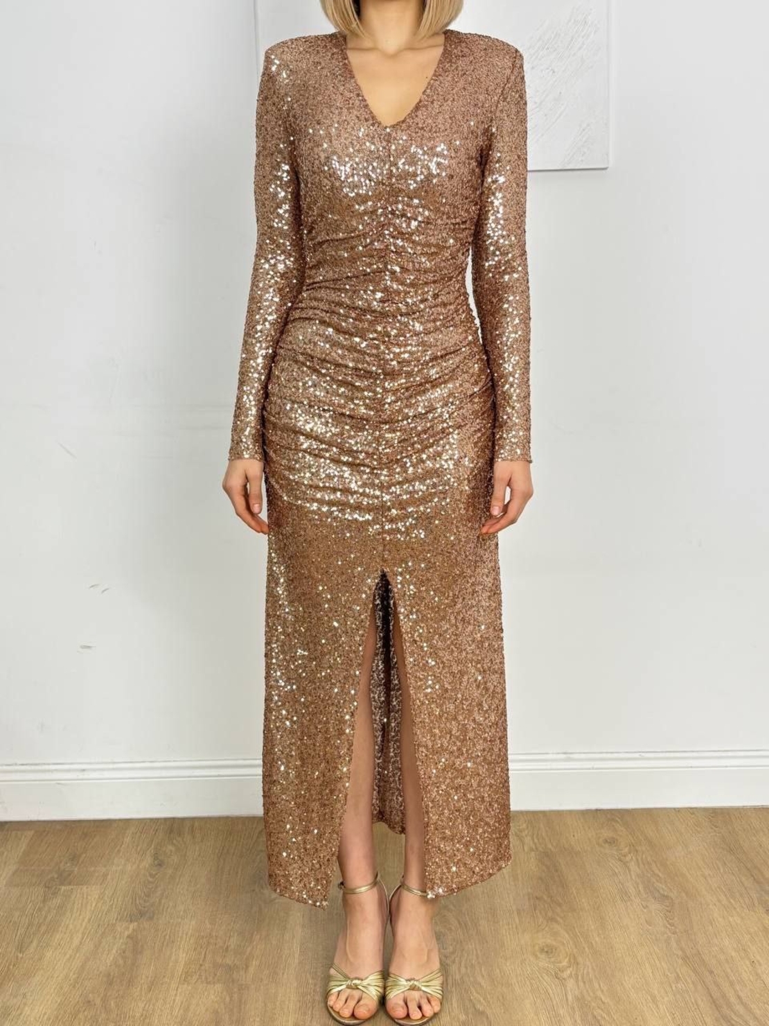 Starlight Elegance Gold– Дълга рокля с пайети и предна цепка