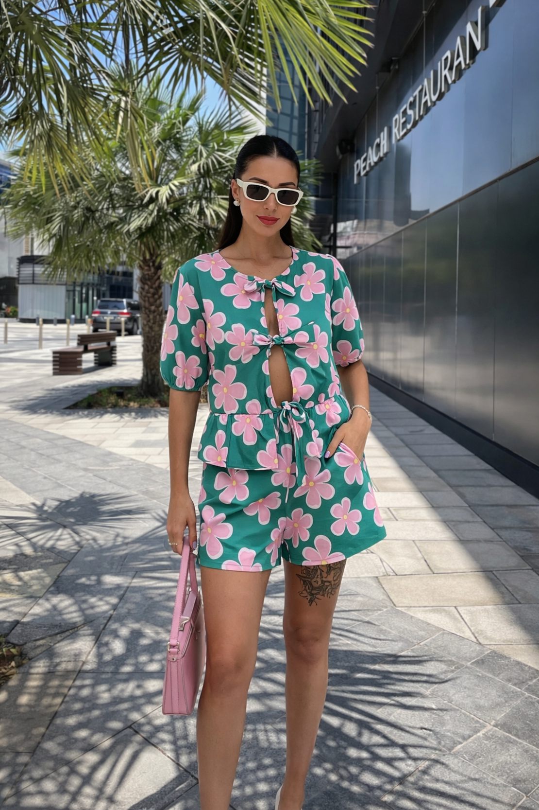 Сет от панталонки и блузка с връзки на цветя