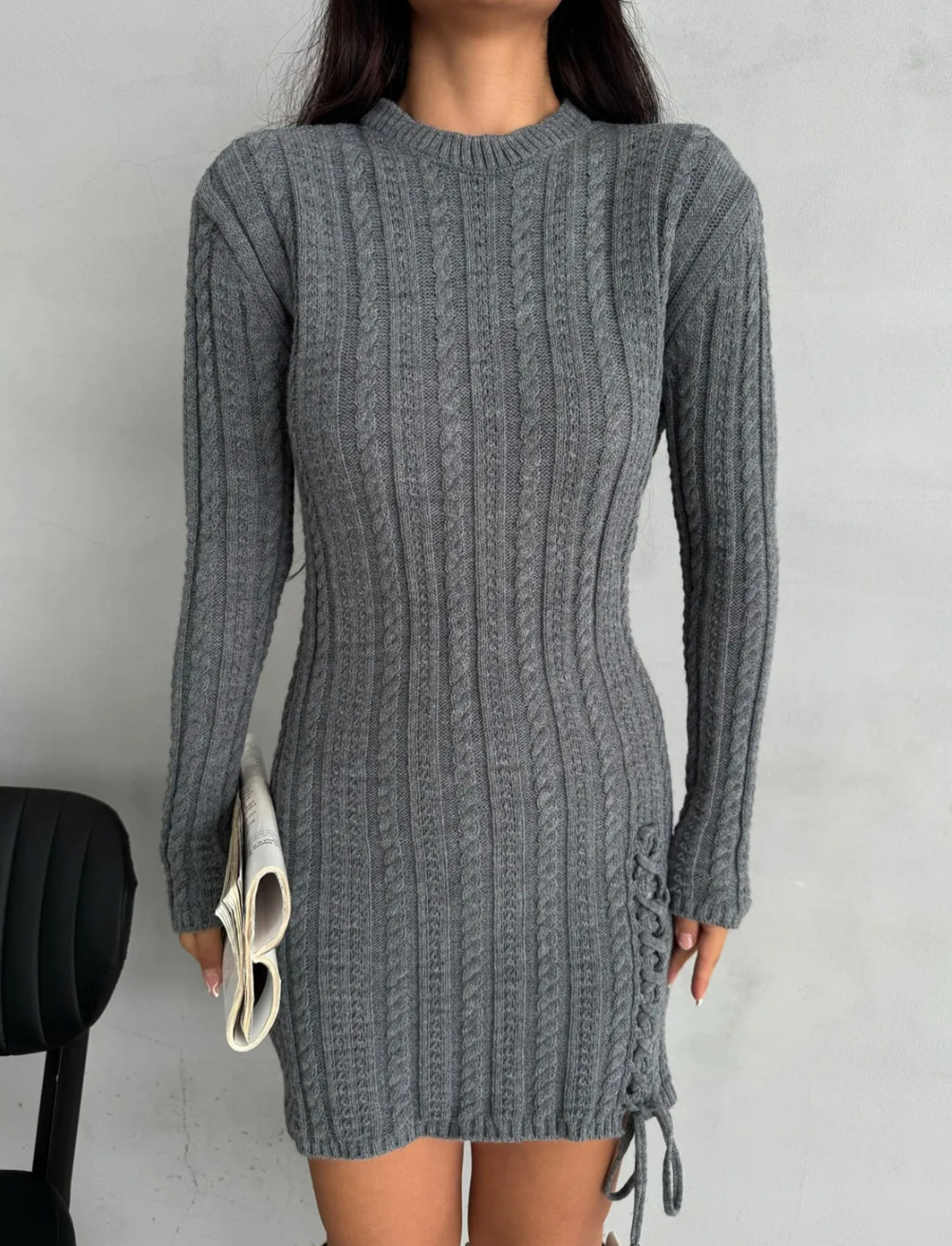 Къса плетена рокля „CozyCharm“ с връзки на бедрото