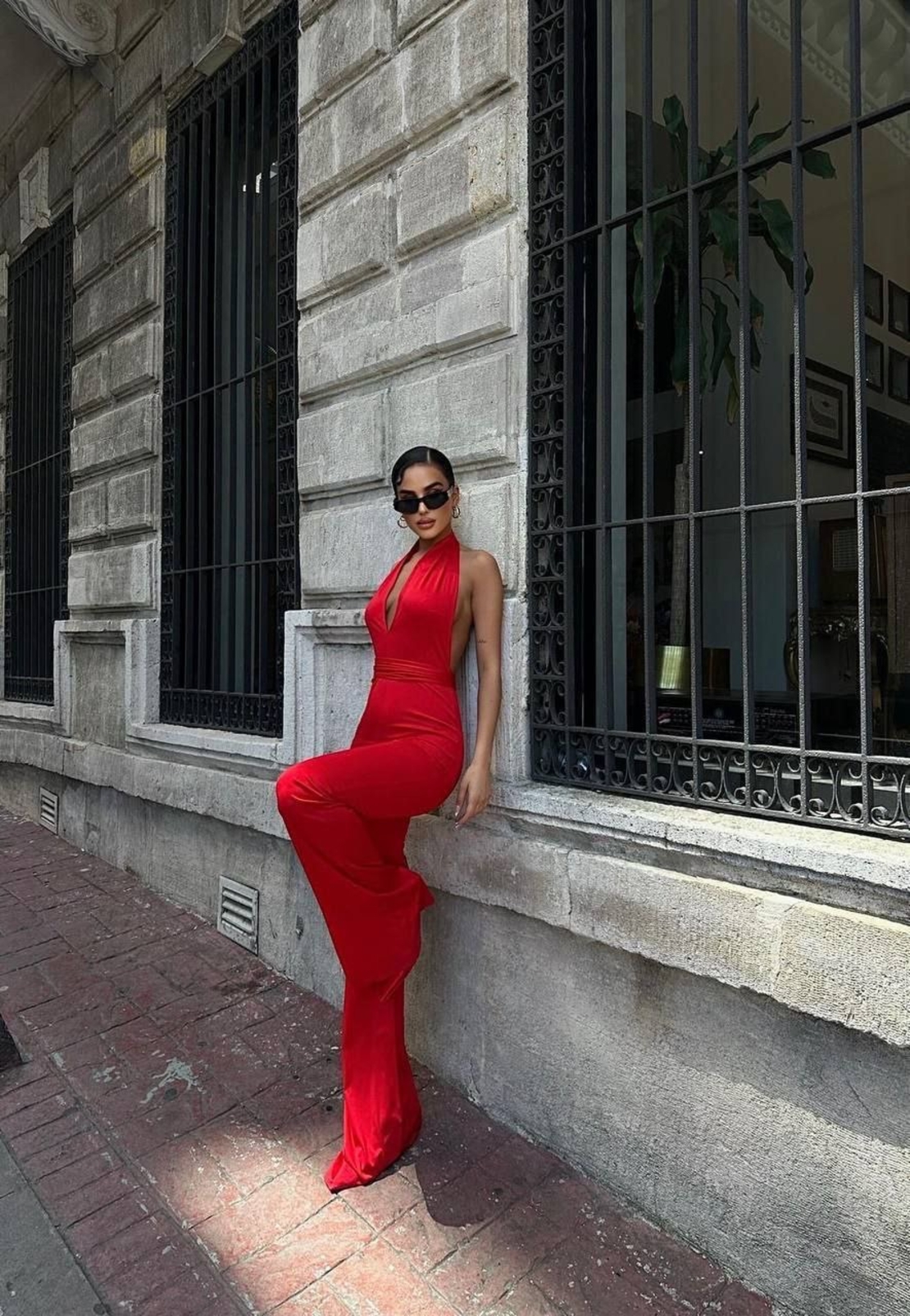 RED DIVA Елегантен гащеризон с гол гръб и дълбоко деколте