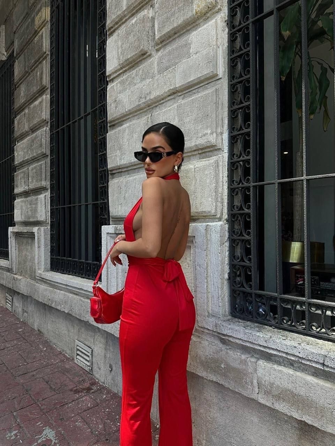 RED DIVA Елегантен гащеризон с гол гръб и дълбоко деколте