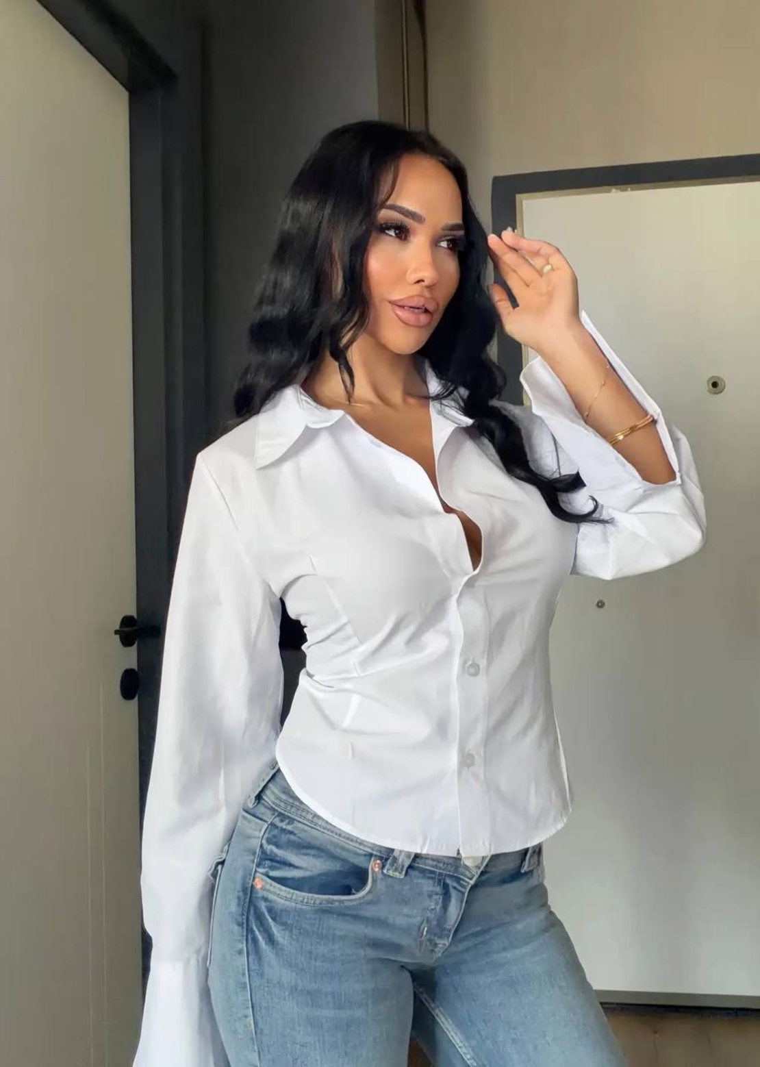 Риза с подчертан силует и връзки на талията - white