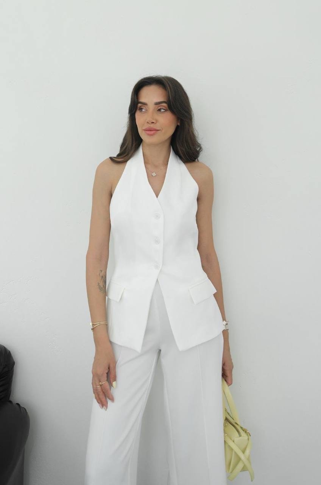 “Back Charm” white-  Костюм от елек с гол гръб и широк панталон