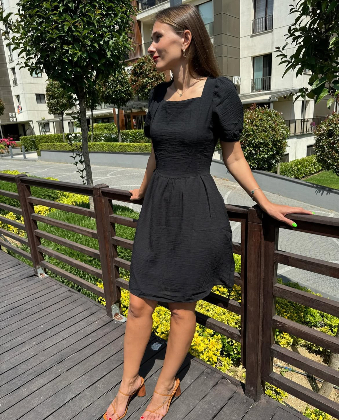 Ленена черна рокля с гол гръб с връзки